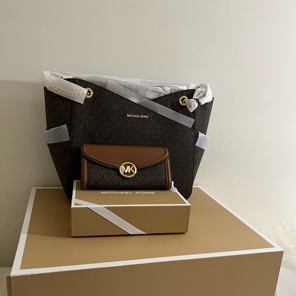 Michael Kors only bag no wallet( fixed price) - Picture 1 of 8